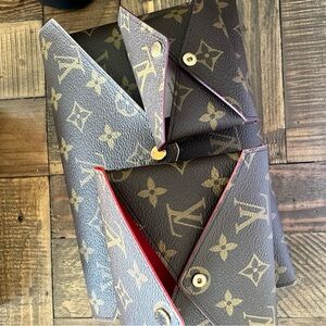 Louis Vuitton Kirigami Pochette
M62034